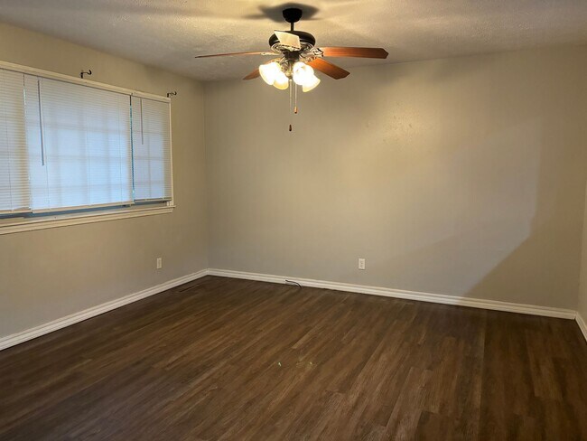 Building Photo - 3-Bedroom Home with Fully Fenced Backyard