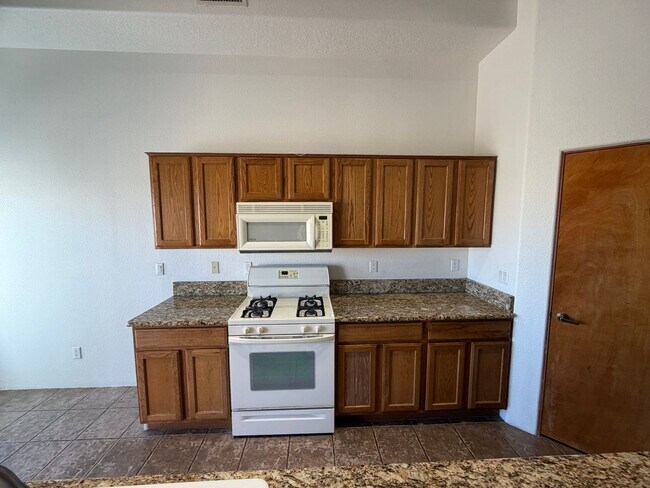 Building Photo - 3-Bedroom House!