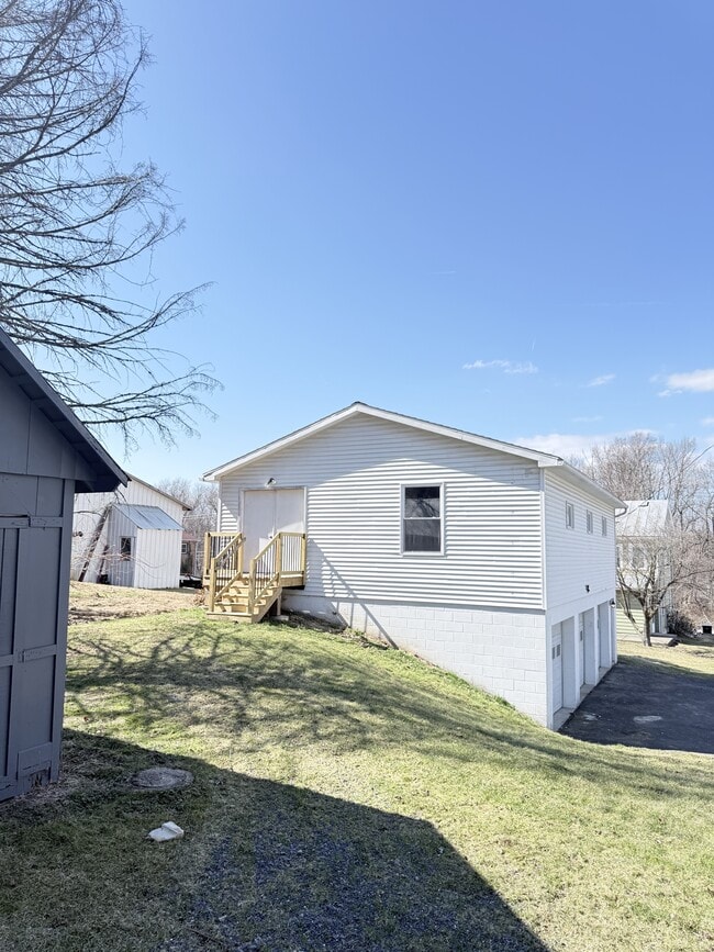 Building Photo - 272 River Rd