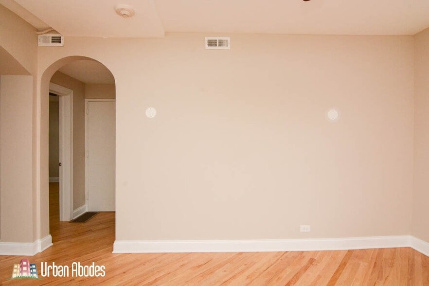 Building Photo - 922 N Green Bay Rd