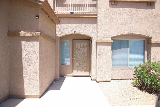 Building Photo - 512 E Rainbow Dr