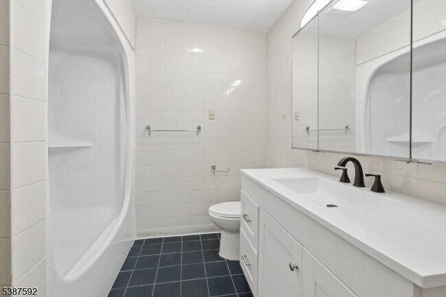 Building Photo - 5 Millay Ct