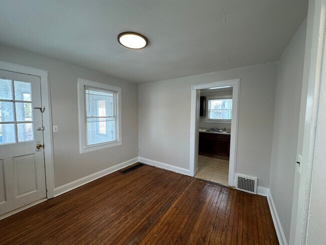 Building Photo - 2 bedroom home