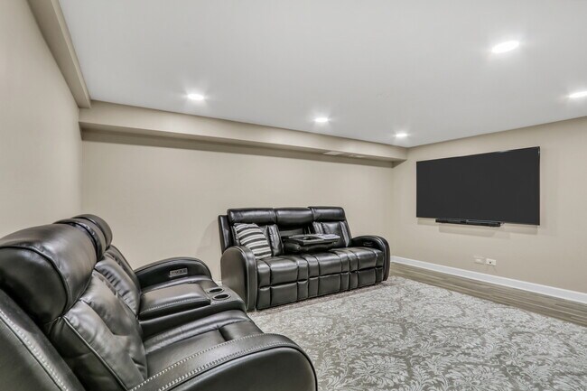 Building Photo - 658 White Ct