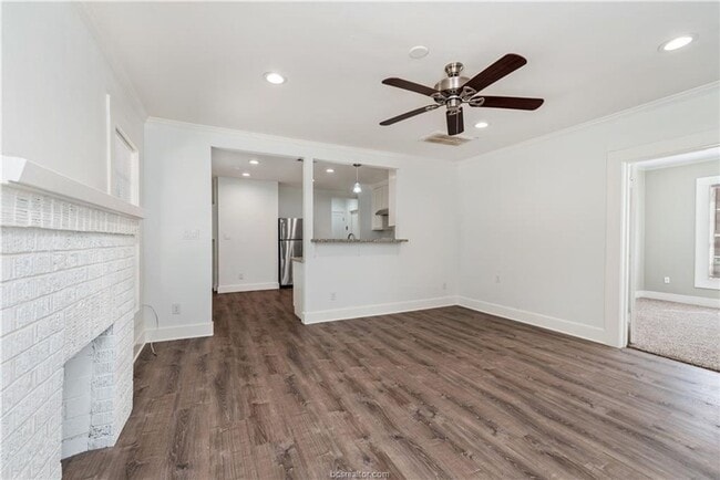 Building Photo - AUGUST PRE-LEASE!! Adorable 3/2 close to D...