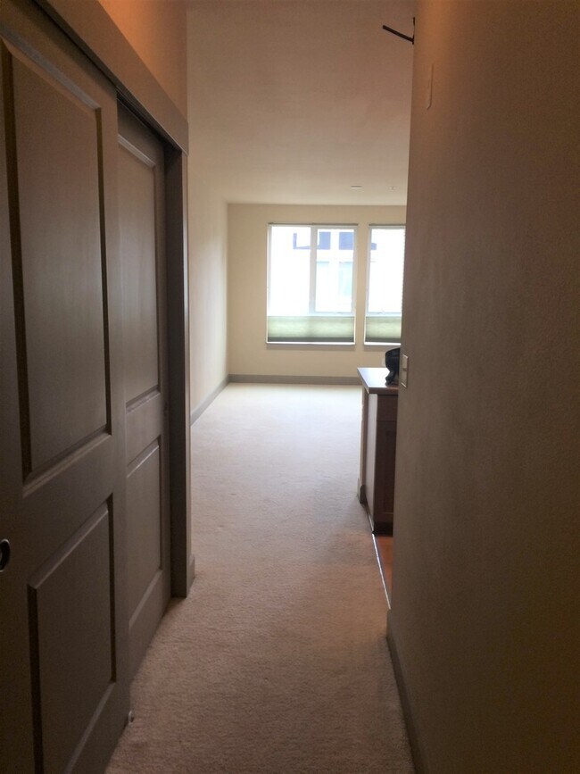 Building Photo - Bright Top-Floor Condo in the Heart of the...