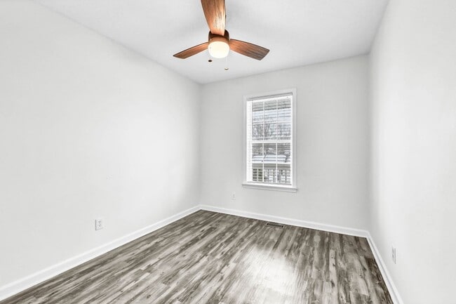 Building Photo - 925 Granny White Rd