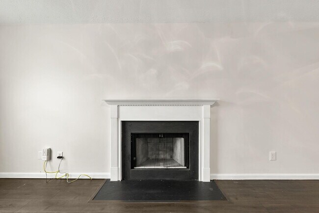 Building Photo - 2583 Woodhill Dr