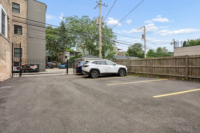Building Photo - 1521 W Sunnyside Ave