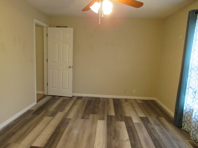 Building Photo - 4 bedroom lake view home