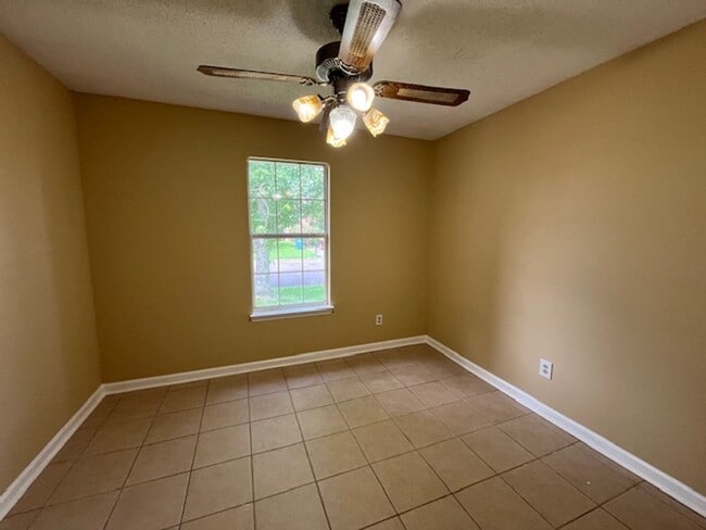 Building Photo - Renovated 2 Bedroom 2 Bath Home for Rent!