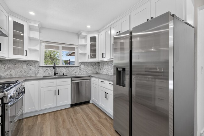 Building Photo - 4535 Lobos Ave
