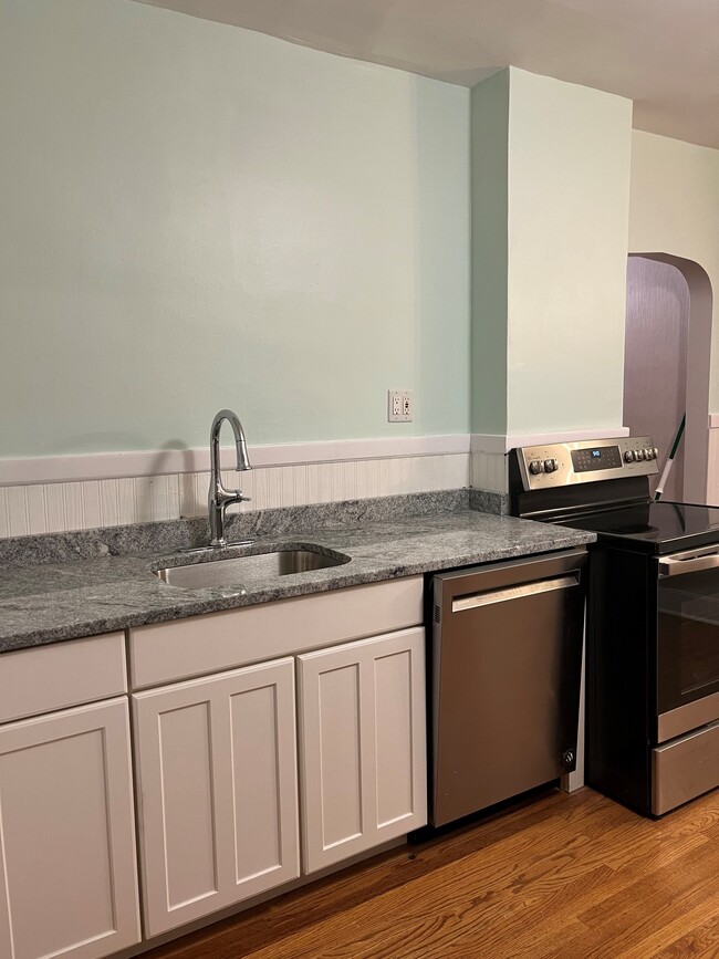 Remodeled Kitchen * Granite Countertop * New SS Appliances - 61 Hirschfield Dr