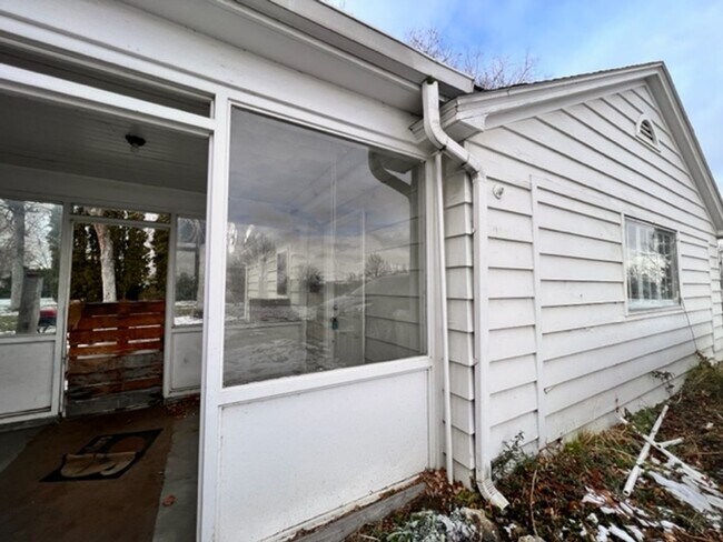 Building Photo - Studio Apartment Off of Federal Way | $250...