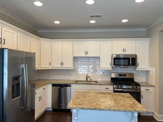 Building Photo - One level home with 2 Car Garage!