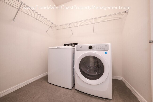 Building Photo - PET FRIENDLY LAKEWOOD RANCH 4 BED/2 BATH H...