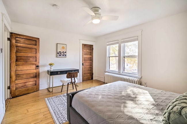 Building Photo - Charming Upper Level Duplex