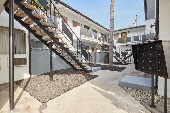 Building Photo - 204 Manhattan Pl