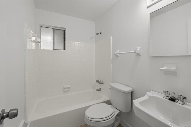 Building Photo - 426 Brookview Dr