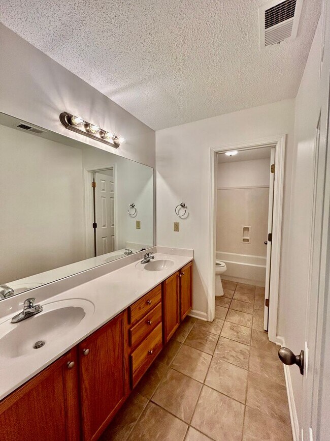 Building Photo - Discover this 4 bedroom 2 bath home for re...