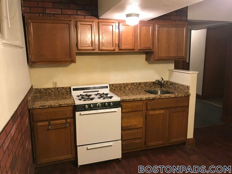 Building Photo - 96 Maple St