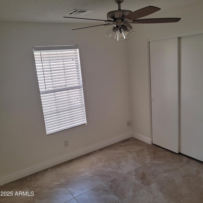 Building Photo - 1622 N Comanche Dr