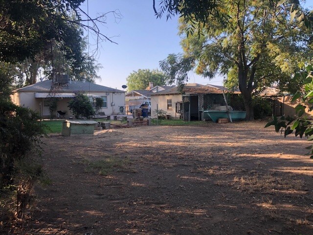 Building Photo - 2538 La Siesta Dr