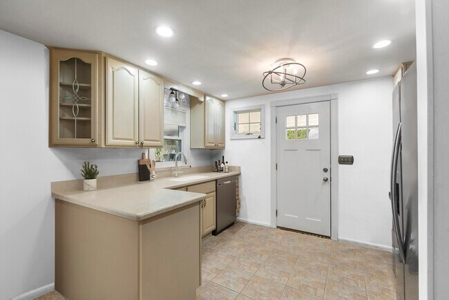 Building Photo - 16 Pathwoods Ave