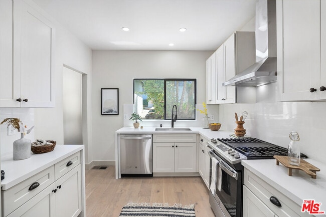 Building Photo - 976 Hyperion Ave