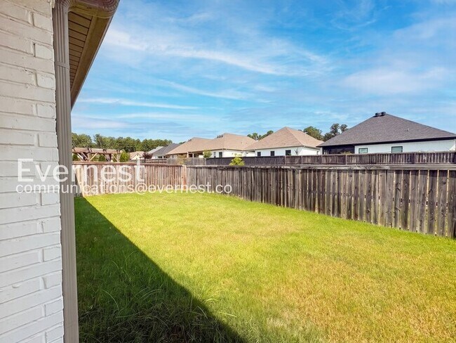 Building Photo - 3 Bed, 2 Bath Home with Fenced Yard & Garage / Available Now!