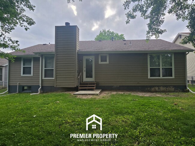 Building Photo - Stunning 3BR/2BA Florissant Home with Fireplace, 2-Car Garage & Fenced Yard!