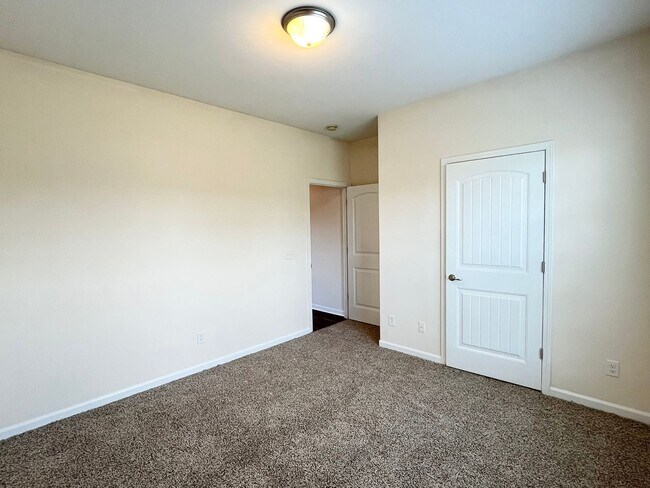 Building Photo - 3 Bedroom, 1 bath, with fenced in backyard...