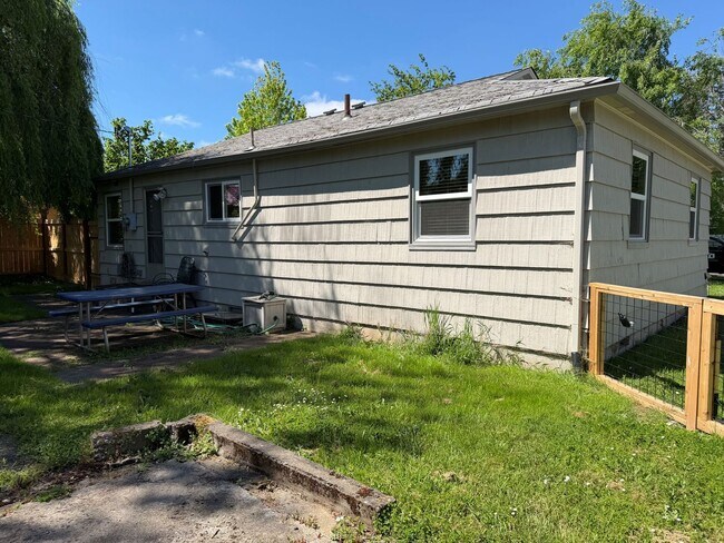Building Photo - Updated 2 bedroom 1 bathroom house in Eugene!