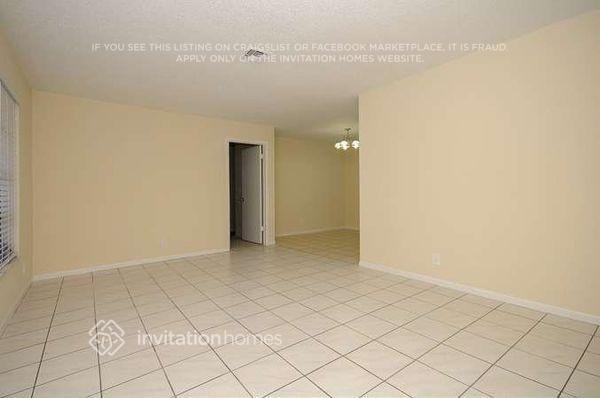 Building Photo - 1132 Essex Dr