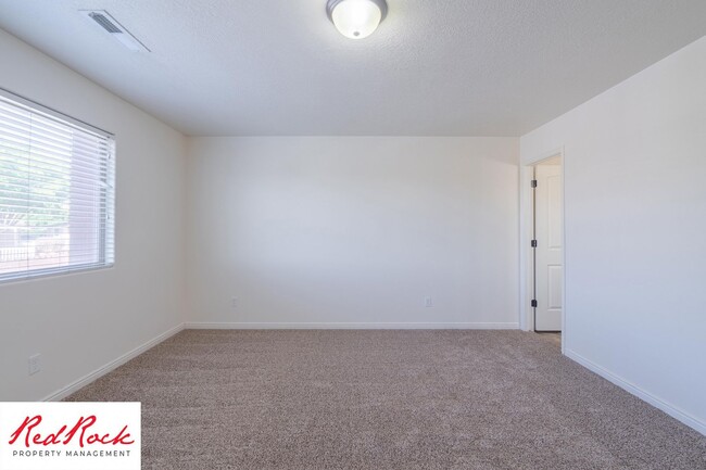 Building Photo - DOG-FRIENDLY 3 Bedroom Townhome with INTER...