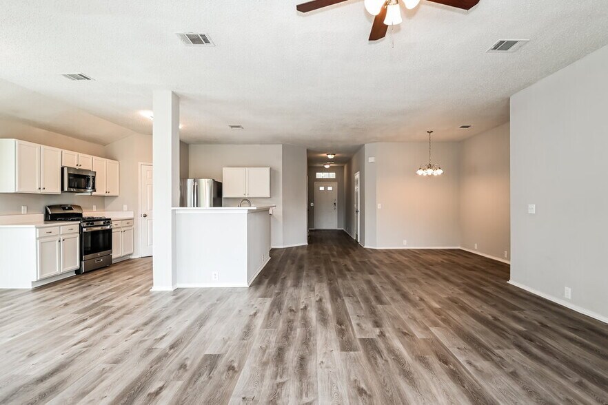 Building Photo - 6730 Meadowcrest Dr