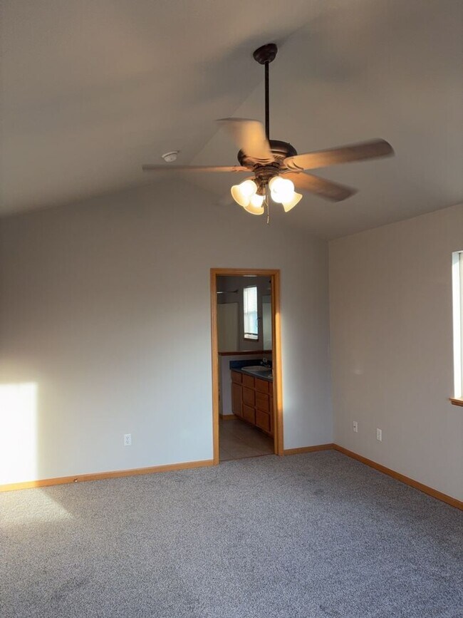 Building Photo - 3bd/3ba Johnstown Home with 2-Car Garage &...