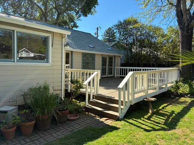 Building Photo - 221 Brookside Dr