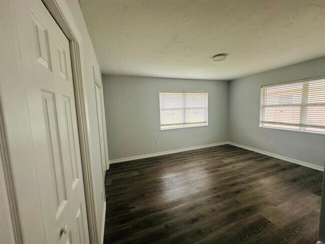 Building Photo - 408 NE 12th Ave