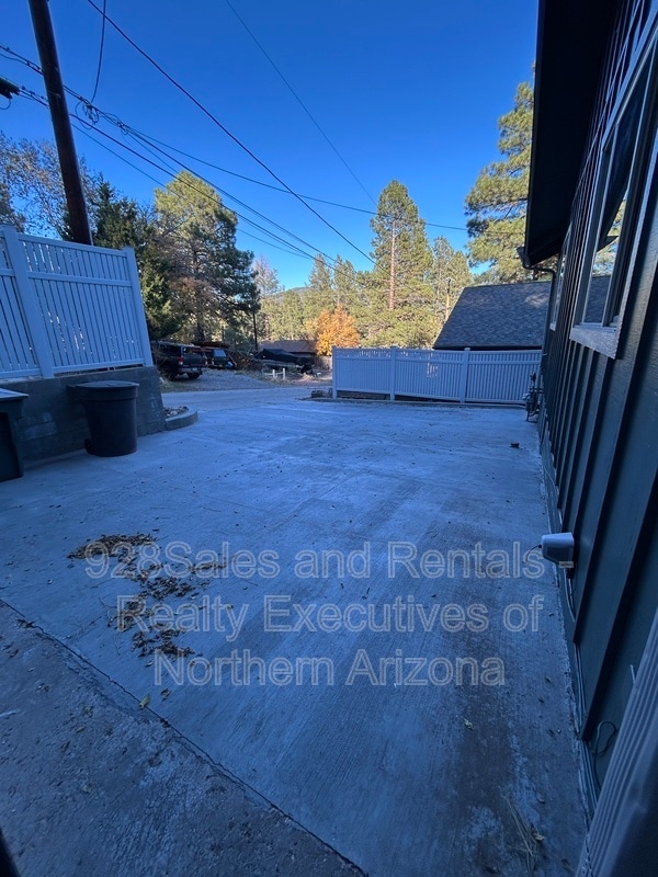 Building Photo - 906 W Summit Ave