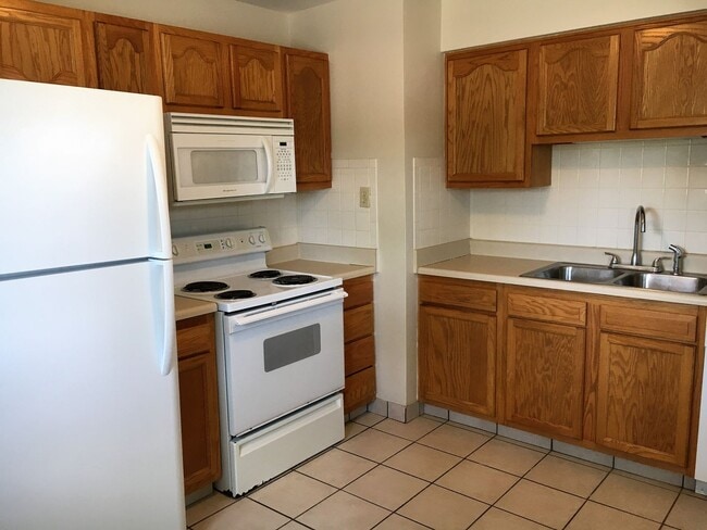 Building Photo - **2-BEDROOM HOUSE W/ DETACHED GARAGE IN BE...
