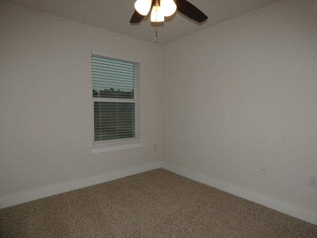 Building Photo - Stunning Townhome - End Unit