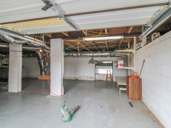 Building Photo - Rental with Country Setting!