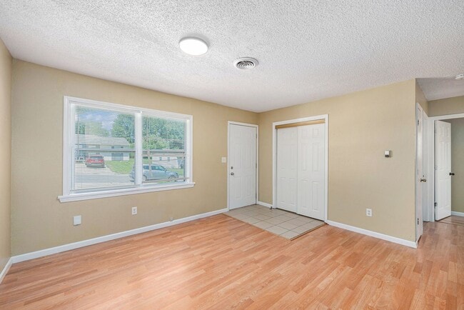 Building Photo - *MOVE IN SPECIAL* $250 Off First Full Month's Rent OR Free 55in TV! Beautiful 2BR/1BA Duplex in I...