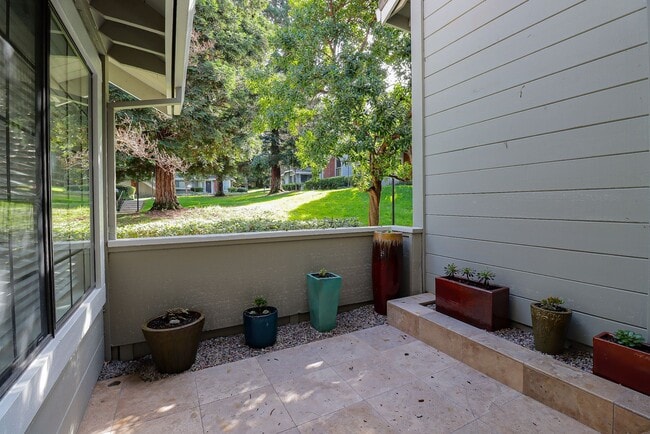Building Photo - FULLY RENOVATED 3 BEDROOM, 2 BATHROOM TOWN...