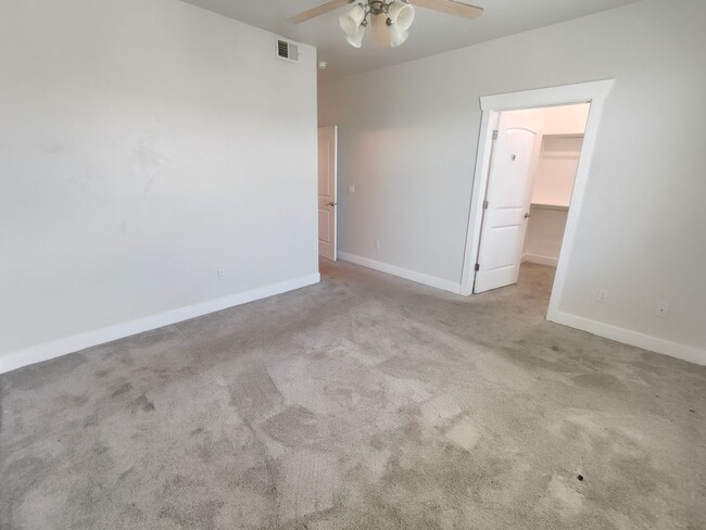 Building Photo - Charming 3-Bed, 2-Bath Condo - Two Weeks F...