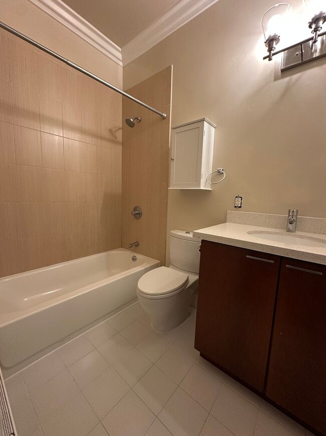 Building Photo - Spacious Nob Hill 3 BD/ 2 Bath Flat with Shared Roof-deck! Gorgeous City and Bay Views!!