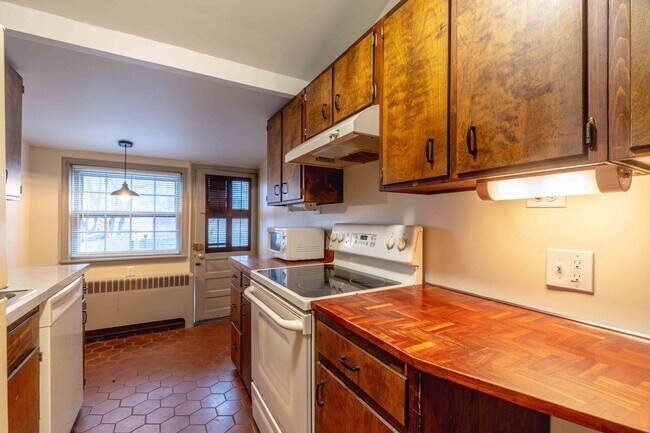 Building Photo - 2 bed/1 bath Townhome in WC Boro w/Off Street Parking