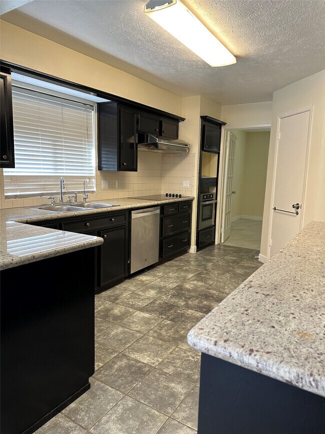 Building Photo - 2826 Green Fields Dr