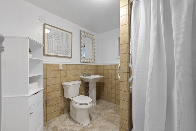 Building Photo - 1627 E Broadway